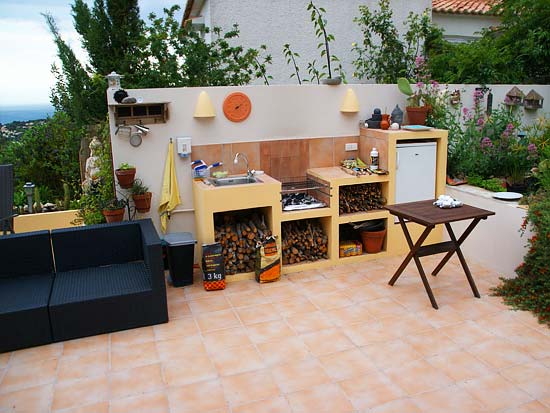 Geweldige villa om te wonen en studio's te verhuren. Gelegen aan een doodlopende weg op korte afstand van Moraira en Benissa. Nieuwstaat!