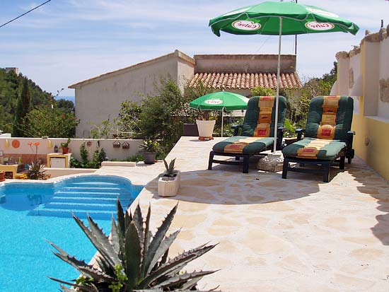 Geweldige villa om te wonen en studio's te verhuren. Gelegen aan een doodlopende weg op korte afstand van Moraira en Benissa. Nieuwstaat!