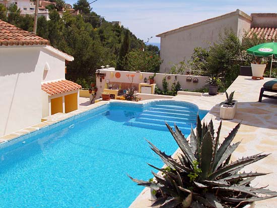 Geweldige villa om te wonen en studio's te verhuren. Gelegen aan een doodlopende weg op korte afstand van Moraira en Benissa. Nieuwstaat!