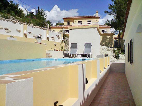 Geweldige villa om te wonen en studio's te verhuren. Gelegen aan een doodlopende weg op korte afstand van Moraira en Benissa. Nieuwstaat!