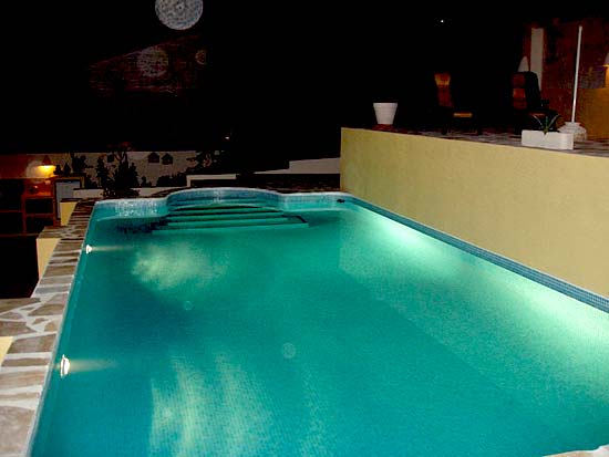 Geweldige villa om te wonen en studio's te verhuren. Gelegen aan een doodlopende weg op korte afstand van Moraira en Benissa. Nieuwstaat!