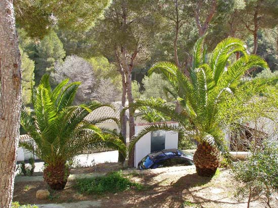 Geweldige villa om te wonen en studio's te verhuren. Gelegen aan een doodlopende weg op korte afstand van Moraira en Benissa. Nieuwstaat!