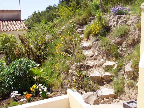 Geweldige villa om te wonen en studio's te verhuren. Gelegen aan een doodlopende weg op korte afstand van Moraira en Benissa. Nieuwstaat!