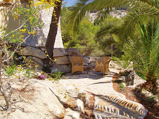 Geweldige villa om te wonen en studio's te verhuren. Gelegen aan een doodlopende weg op korte afstand van Moraira en Benissa. Nieuwstaat!