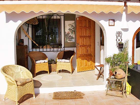 Geweldige villa om te wonen en studio's te verhuren. Gelegen aan een doodlopende weg op korte afstand van Moraira en Benissa. Nieuwstaat!