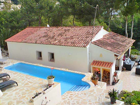 Geweldige villa om te wonen en studio's te verhuren. Gelegen aan een doodlopende weg op korte afstand van Moraira en Benissa. Nieuwstaat!