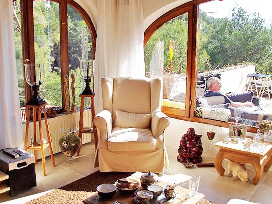 Geweldige villa om te wonen en studio's te verhuren. Gelegen aan een doodlopende weg op korte afstand van Moraira en Benissa. Nieuwstaat!