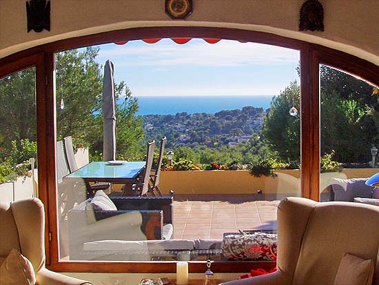 Geweldige villa om te wonen en studio's te verhuren. Gelegen aan een doodlopende weg op korte afstand van Moraira en Benissa. Nieuwstaat!