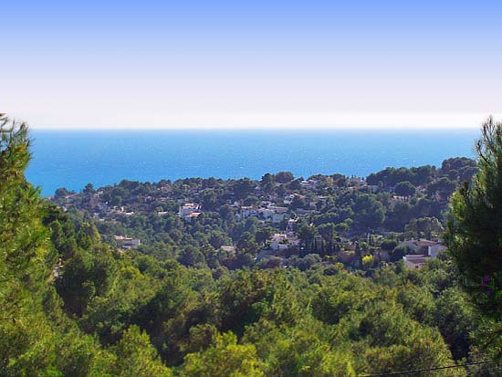 Geweldige villa om te wonen en studio's te verhuren. Gelegen aan een doodlopende weg op korte afstand van Moraira en Benissa. Nieuwstaat!