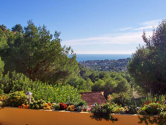 Geweldige villa om te wonen en studio's te verhuren. Gelegen aan een doodlopende weg op korte afstand van Moraira en Benissa. Nieuwstaat!