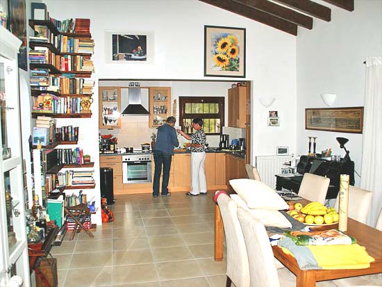 Geweldige villa om te wonen en studio's te verhuren. Gelegen aan een doodlopende weg op korte afstand van Moraira en Benissa. Nieuwstaat!