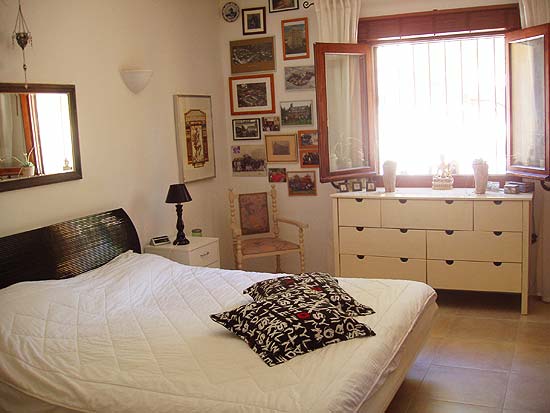 Geweldige villa om te wonen en studio's te verhuren. Gelegen aan een doodlopende weg op korte afstand van Moraira en Benissa. Nieuwstaat!