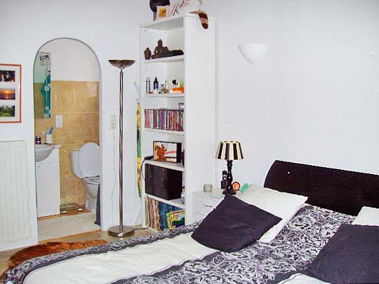 Geweldige villa om te wonen en studio's te verhuren. Gelegen aan een doodlopende weg op korte afstand van Moraira en Benissa. Nieuwstaat!