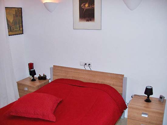 Geweldige villa om te wonen en studio's te verhuren. Gelegen aan een doodlopende weg op korte afstand van Moraira en Benissa. Nieuwstaat!