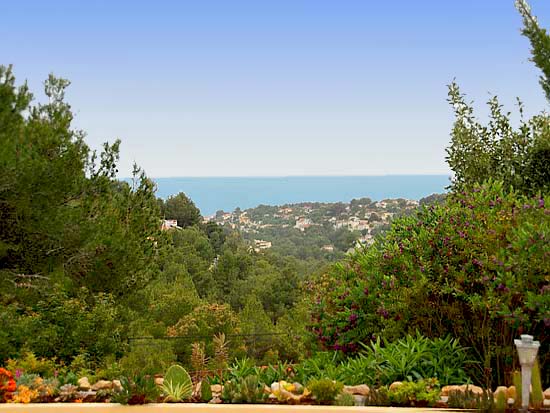 Geweldige villa om te wonen en studio's te verhuren. Gelegen aan een doodlopende weg op korte afstand van Moraira en Benissa. Nieuwstaat!