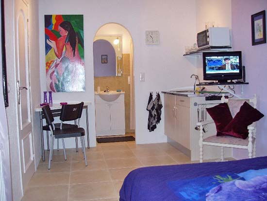 Geweldige villa om te wonen en studio's te verhuren. Gelegen aan een doodlopende weg op korte afstand van Moraira en Benissa. Nieuwstaat!