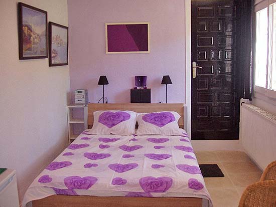 Geweldige villa om te wonen en studio's te verhuren. Gelegen aan een doodlopende weg op korte afstand van Moraira en Benissa. Nieuwstaat!