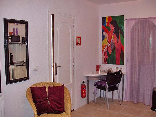 Geweldige villa om te wonen en studio's te verhuren. Gelegen aan een doodlopende weg op korte afstand van Moraira en Benissa. Nieuwstaat!