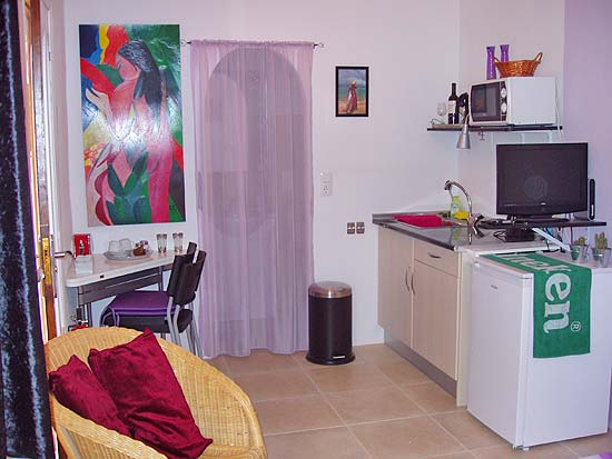 Geweldige villa om te wonen en studio's te verhuren. Gelegen aan een doodlopende weg op korte afstand van Moraira en Benissa. Nieuwstaat!