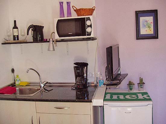 Geweldige villa om te wonen en studio's te verhuren. Gelegen aan een doodlopende weg op korte afstand van Moraira en Benissa. Nieuwstaat!