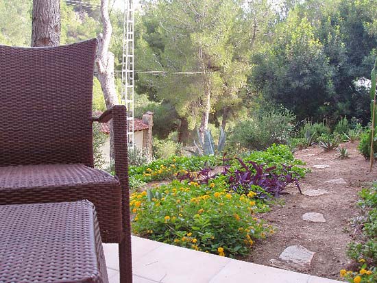 Geweldige villa om te wonen en studio's te verhuren. Gelegen aan een doodlopende weg op korte afstand van Moraira en Benissa. Nieuwstaat!