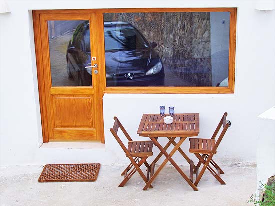 Geweldige villa om te wonen en studio's te verhuren. Gelegen aan een doodlopende weg op korte afstand van Moraira en Benissa. Nieuwstaat!