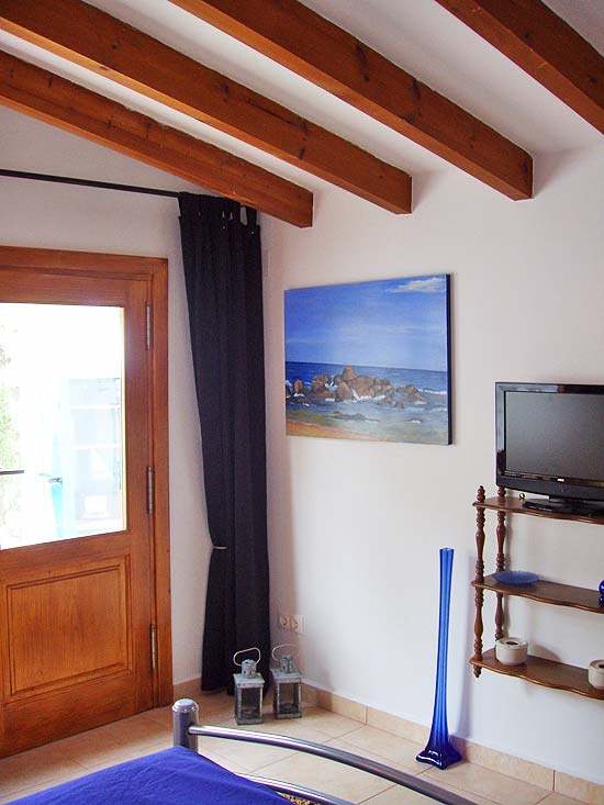 Geweldige villa om te wonen en studio's te verhuren. Gelegen aan een doodlopende weg op korte afstand van Moraira en Benissa. Nieuwstaat!