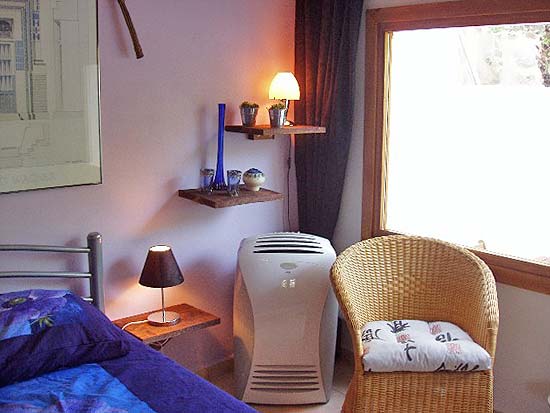 Geweldige villa om te wonen en studio's te verhuren. Gelegen aan een doodlopende weg op korte afstand van Moraira en Benissa. Nieuwstaat!