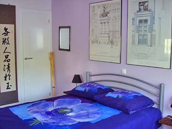Geweldige villa om te wonen en studio's te verhuren. Gelegen aan een doodlopende weg op korte afstand van Moraira en Benissa. Nieuwstaat!