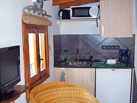 Geweldige villa om te wonen en studio's te verhuren. Gelegen aan een doodlopende weg op korte afstand van Moraira en Benissa. Nieuwstaat!