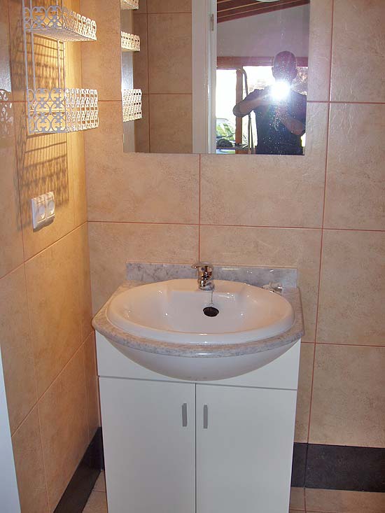 Geweldige villa om te wonen en studio's te verhuren. Gelegen aan een doodlopende weg op korte afstand van Moraira en Benissa. Nieuwstaat!