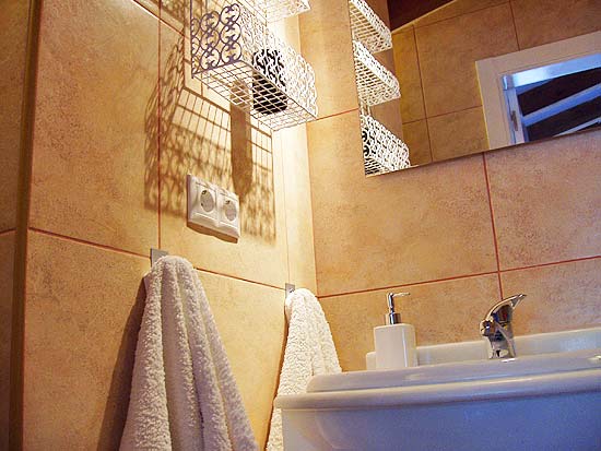 Geweldige villa om te wonen en studio's te verhuren. Gelegen aan een doodlopende weg op korte afstand van Moraira en Benissa. Nieuwstaat!