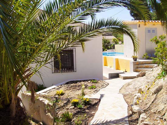 Geweldige villa om te wonen en studio's te verhuren. Gelegen aan een doodlopende weg op korte afstand van Moraira en Benissa. Nieuwstaat!