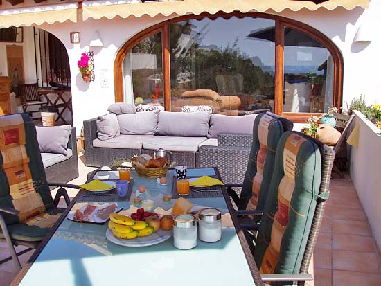 Geweldige villa om te wonen en studio's te verhuren. Gelegen aan een doodlopende weg op korte afstand van Moraira en Benissa. Nieuwstaat!