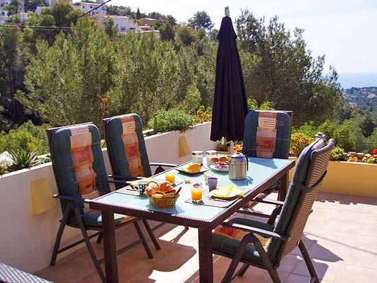 Geweldige villa om te wonen en studio's te verhuren. Gelegen aan een doodlopende weg op korte afstand van Moraira en Benissa. Nieuwstaat!