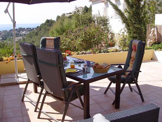 Geweldige villa om te wonen en studio's te verhuren. Gelegen aan een doodlopende weg op korte afstand van Moraira en Benissa. Nieuwstaat!