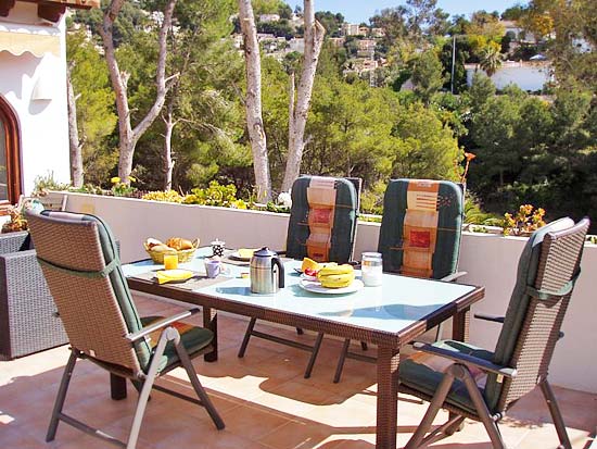 Geweldige villa om te wonen en studio's te verhuren. Gelegen aan een doodlopende weg op korte afstand van Moraira en Benissa. Nieuwstaat!