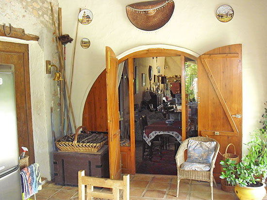 Dit is een waanzinnig mooie 5-slaapkamer finca van 280 m2 op een vlak grondstuk van bijna 13.000 m2 op slechts enkele minuten rijden van het centrum van Jalon! Koopje!!!