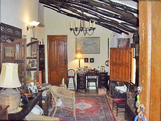 Dit is een waanzinnig mooie 5-slaapkamer finca van 280 m2 op een vlak grondstuk van bijna 13.000 m2 op slechts enkele minuten rijden van het centrum van Jalon! Koopje!!!