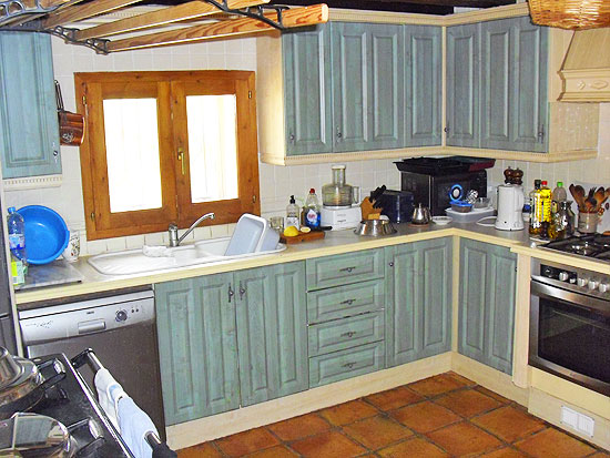 Dit is een waanzinnig mooie 5-slaapkamer finca van 280 m2 op een vlak grondstuk van bijna 13.000 m2 op slechts enkele minuten rijden van het centrum van Jalon! Koopje!!!