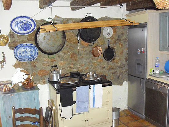 Dit is een waanzinnig mooie 5-slaapkamer finca van 280 m2 op een vlak grondstuk van bijna 13.000 m2 op slechts enkele minuten rijden van het centrum van Jalon! Koopje!!!