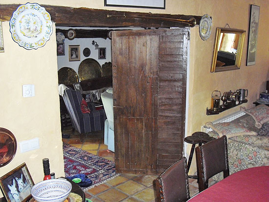 Dit is een waanzinnig mooie 5-slaapkamer finca van 280 m2 op een vlak grondstuk van bijna 13.000 m2 op slechts enkele minuten rijden van het centrum van Jalon! Koopje!!!