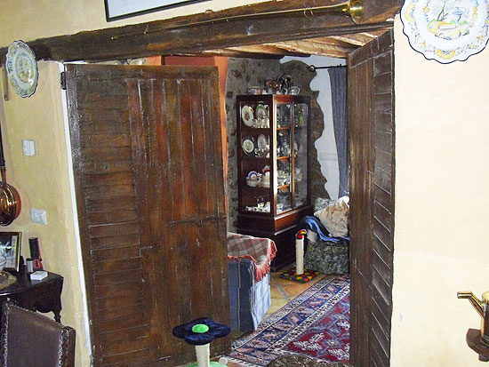 Dit is een waanzinnig mooie 5-slaapkamer finca van 280 m2 op een vlak grondstuk van bijna 13.000 m2 op slechts enkele minuten rijden van het centrum van Jalon! Koopje!!!