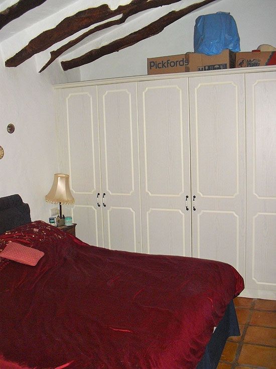 Dit is een waanzinnig mooie 5-slaapkamer finca van 280 m2 op een vlak grondstuk van bijna 13.000 m2 op slechts enkele minuten rijden van het centrum van Jalon! Koopje!!!