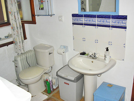 Dit is een waanzinnig mooie 5-slaapkamer finca van 280 m2 op een vlak grondstuk van bijna 13.000 m2 op slechts enkele minuten rijden van het centrum van Jalon! Koopje!!!