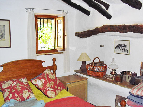 Dit is een waanzinnig mooie 5-slaapkamer finca van 280 m2 op een vlak grondstuk van bijna 13.000 m2 op slechts enkele minuten rijden van het centrum van Jalon! Koopje!!!