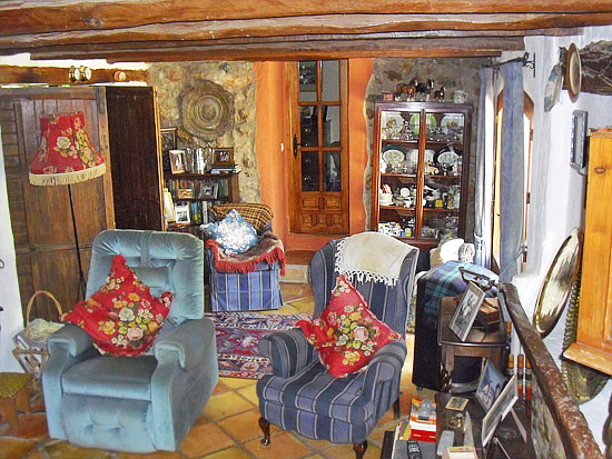 Dit is een waanzinnig mooie 5-slaapkamer finca van 280 m2 op een vlak grondstuk van bijna 13.000 m2 op slechts enkele minuten rijden van het centrum van Jalon! Koopje!!!