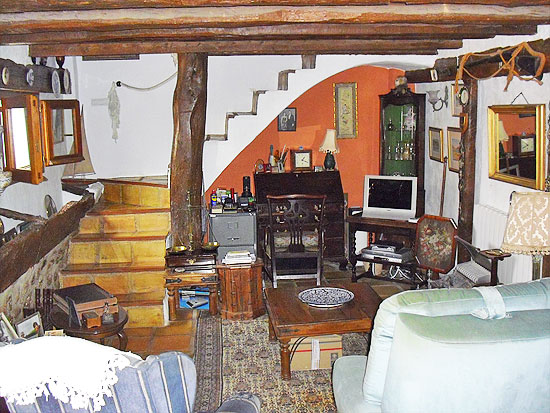 Dit is een waanzinnig mooie 5-slaapkamer finca van 280 m2 op een vlak grondstuk van bijna 13.000 m2 op slechts enkele minuten rijden van het centrum van Jalon! Koopje!!!