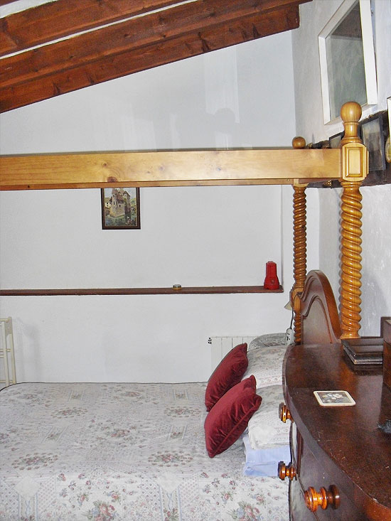 Dit is een waanzinnig mooie 5-slaapkamer finca van 280 m2 op een vlak grondstuk van bijna 13.000 m2 op slechts enkele minuten rijden van het centrum van Jalon! Koopje!!!
