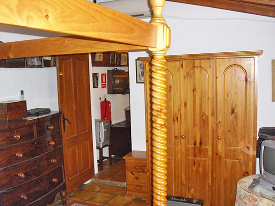 Dit is een waanzinnig mooie 5-slaapkamer finca van 280 m2 op een vlak grondstuk van bijna 13.000 m2 op slechts enkele minuten rijden van het centrum van Jalon! Koopje!!!